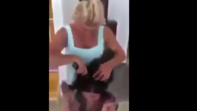 Майка обръсна цялата коса на дъщеря си като наказание, вижте защо (СНИМКИ/ВИДЕО)