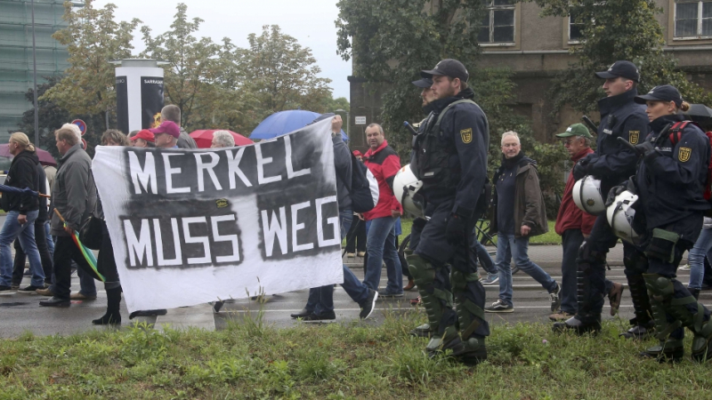 Недоволството в Германия ескалира! Лозунги "Меркел - в Сибир! Путин - в Берлин!" се развяха в Дрезден (СНИМКИ)