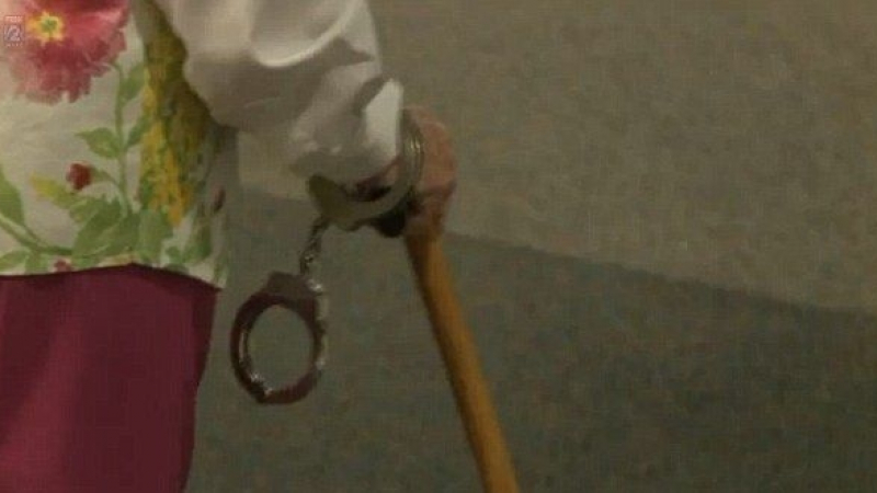 Полицаи закопчаха и арестуваха 102-годишна баба, причината ще ви изненада (СНИМКИ/ВИДЕО)