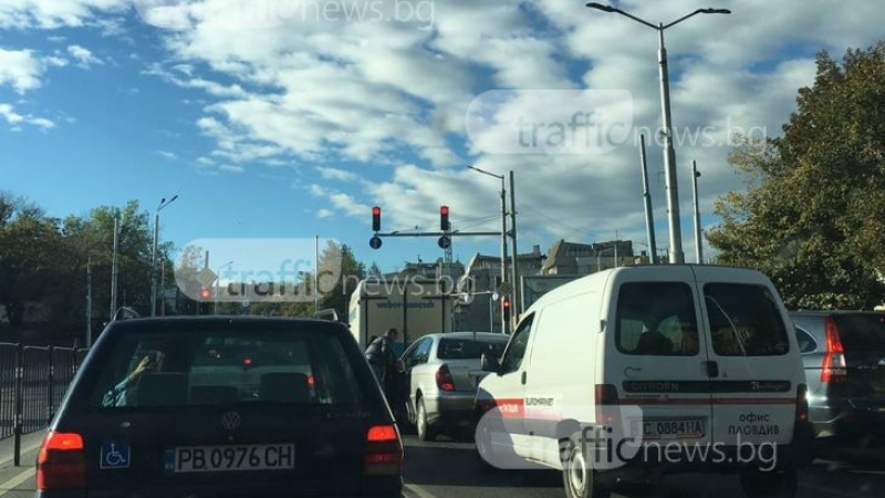Транспортен ад в центъра на Пловдив! Тапи, нерви и заплахи за побой (СНИМКИ)