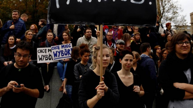 New Europe: След масовите протести полското правителство отказа да подкрепи пълната забрана за аборти
