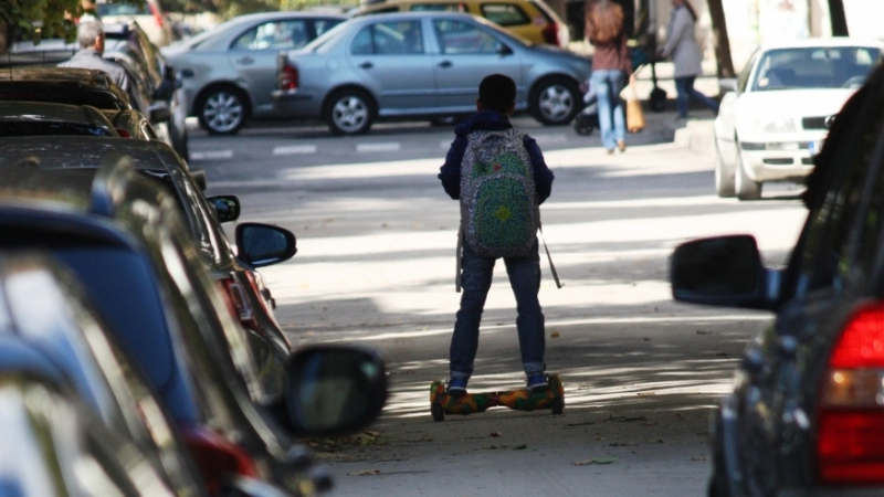 А някои ходят на училище така! Къде им е мястото – на платното, на тротоара или на велоалеята? (СНИМКА)