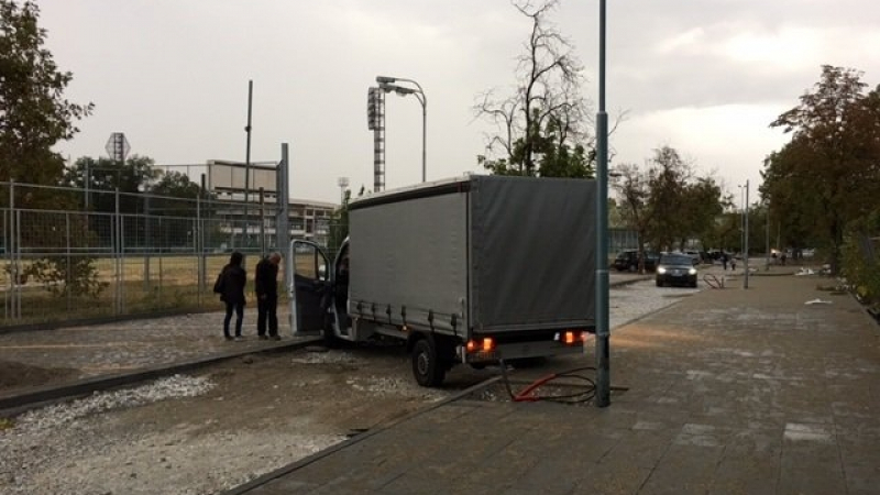 Свинщина! Шофьор потроши нов тротоар в Пловдив (ВИДЕО)