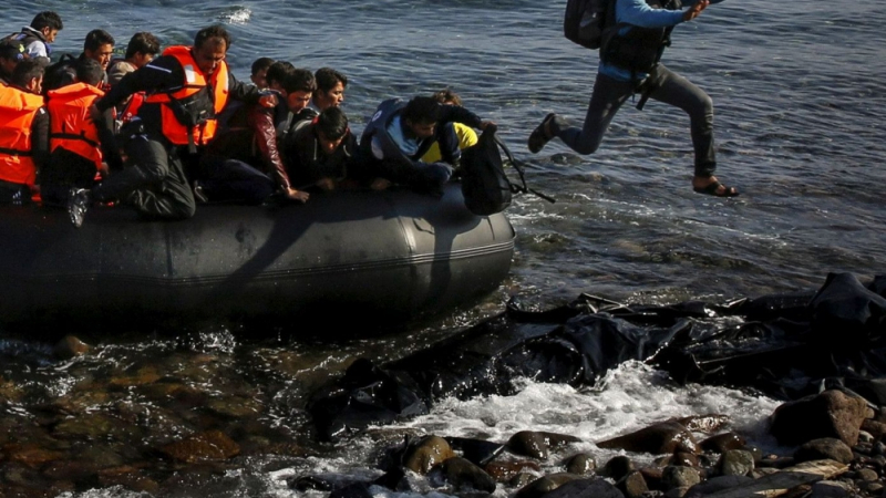 Нашествие: Над 200 бежанци налазиха Гърция по Марица за няколко часа