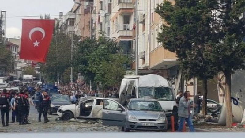 Поне петима ранени при експлозията в Истанбул, полицията е погнала заподозрян 