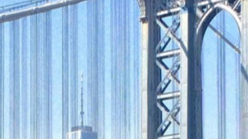 Шок в Ню Йорк: Огромен транспарант с лика на Путин мистериозно се появи на Манхатънския мост (СНИМКИ/ВИДЕО)