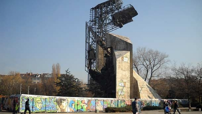 Сигнал до БЛИЦ! Драма в София: Мъж се качи на паметника при НДК, граждани треперят
