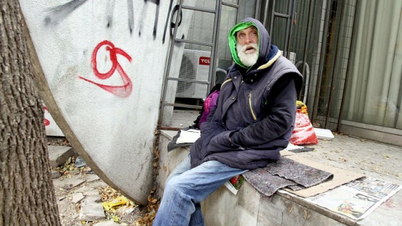 Пловдивчанин живее на улицата, сестра му не го пуска вкъщи (СНИМКИ)