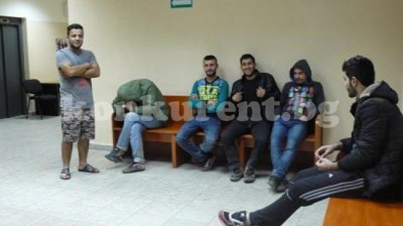 Иракски мигранти напълниха съда в Козлодуй (СНИМКА)