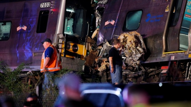 Нов ад в САЩ: Пътнически влак дерайлира, има пострадали (СНИМКИ)