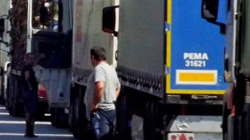 6-километрова опашка от камиони се изви пред „Дунав мост 2“