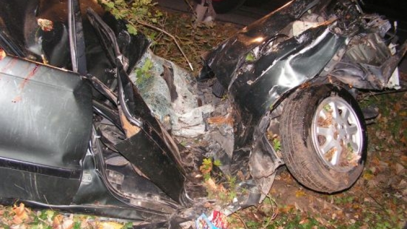 Жестока трагедия в Разград! Тази кола стана ковчег за двама младежи (ПОТРЕСАВАЩИ СНИМКИ 18+)