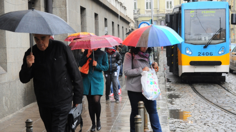 Синоптиците бият тревога: Студът иде! Ето от кога трябва да вадим зимните дрехи и чадъри