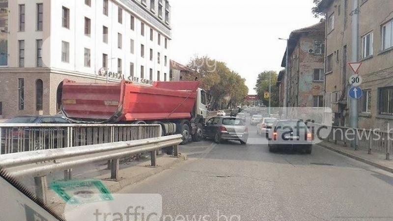 Пежо опита да се навре под камион на Бетонния мост в Пловдив (СНИМКИ)