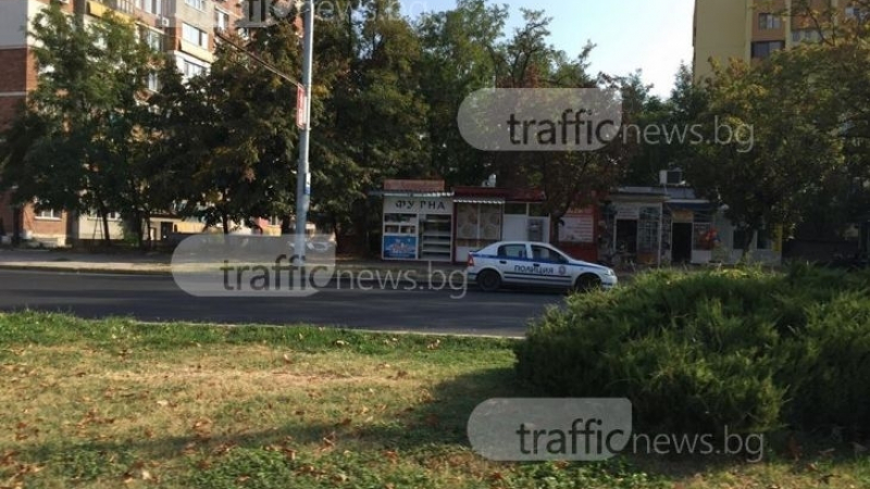 Какво правят тези полицаи в Пловдив? Дебнат нарушители или са спрели за баничка? (СНИМКИ) 