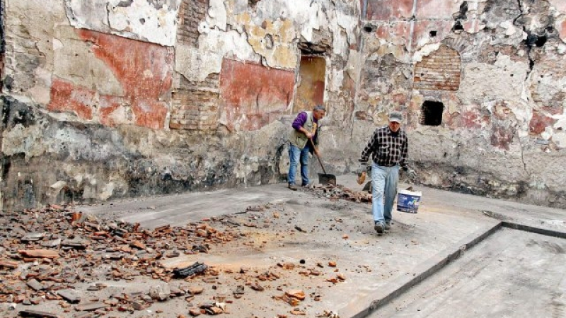 Подготвят за нов живот изгорялата баня "Чайка" в Пловдив (СНИМКИ)