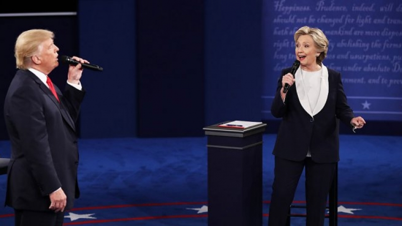 Шоу! Доналд Тръмп и Хилари Клинтън "изпяха" в дует песен от филма "Мръсни танци" (ВИДЕО)