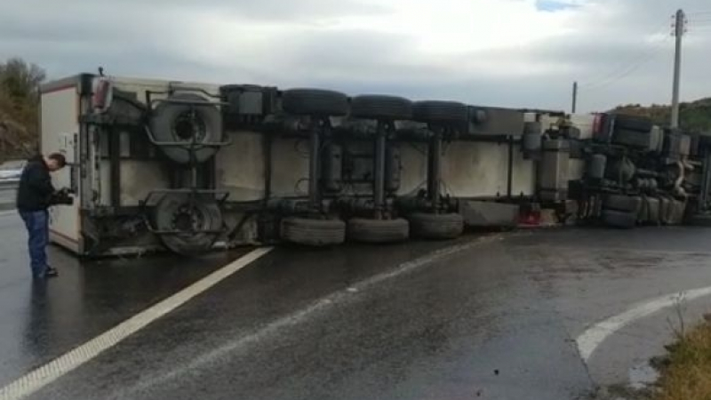 Катастрофа с камион на АМ „Тракия“ край Пазарджик