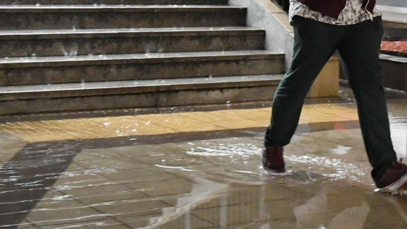 София след дъжда: 35 катастрофи без жертви, наводнени подлези и улици