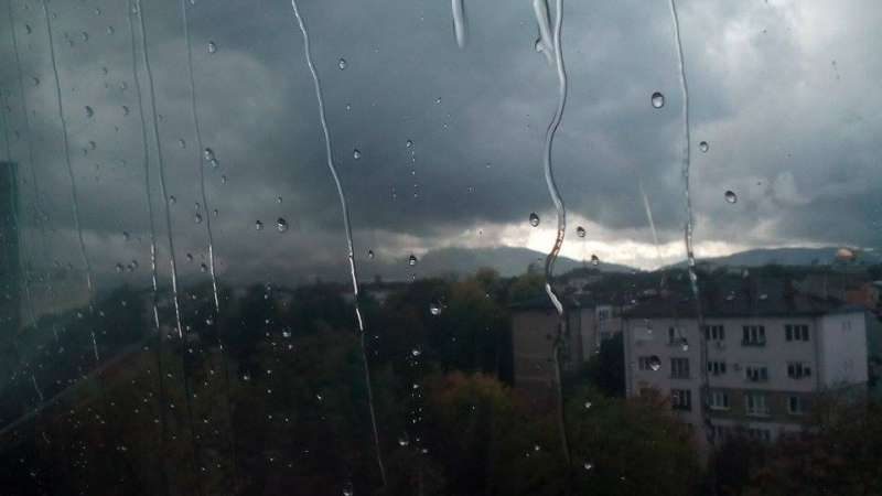 Вместо сняг  град удари центъра на София (СНИМКИ)