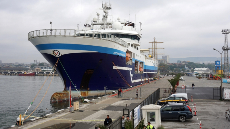 Кораб за сеизмични проучвания акостира във Варна (СНИМКИ)