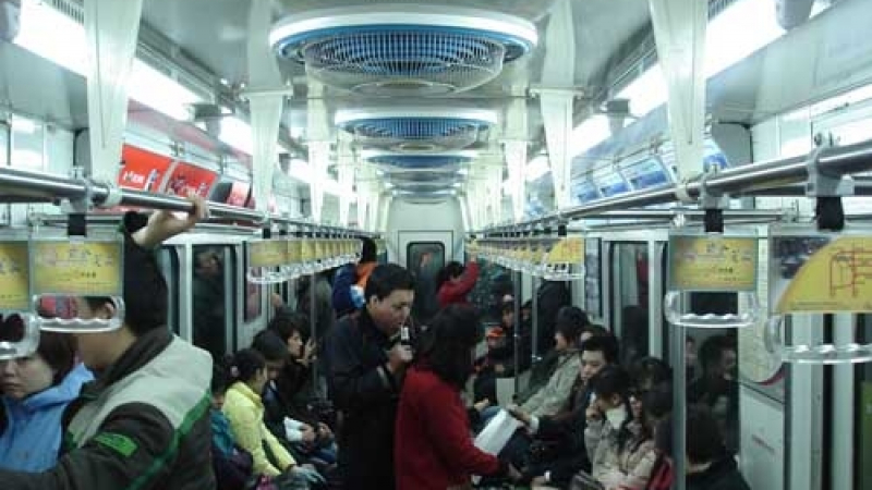 Мъж се опита да опипа скришом жена в метрото, вижте какво му се случи (СНИМКИ/ВИДЕО 18+)