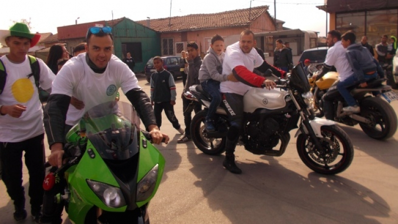 Празник на толерантност и приятелството: Мотористи в ромския квартал на Кюстендил 