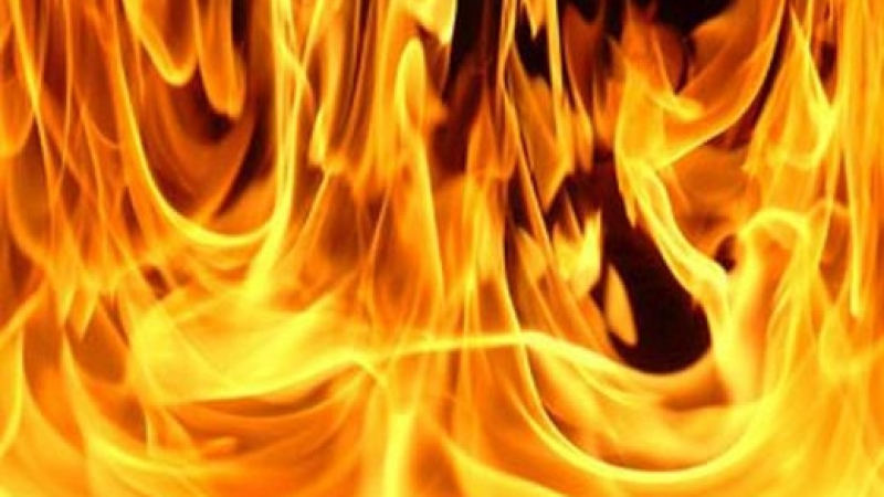 Огнен ад в Благоевград! Eвакуираха хотел, мъж се спасява от пламъците на покрива