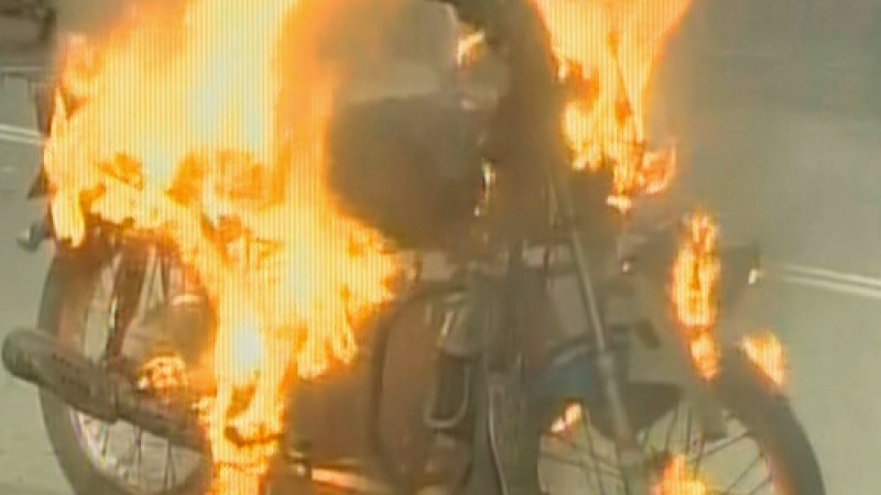 Самозапалил се мотоциклет евакуира жилищен блок