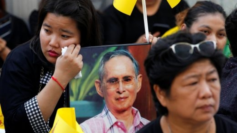 Тайланд парализиран след смъртта на краля (СНИМКИ)
