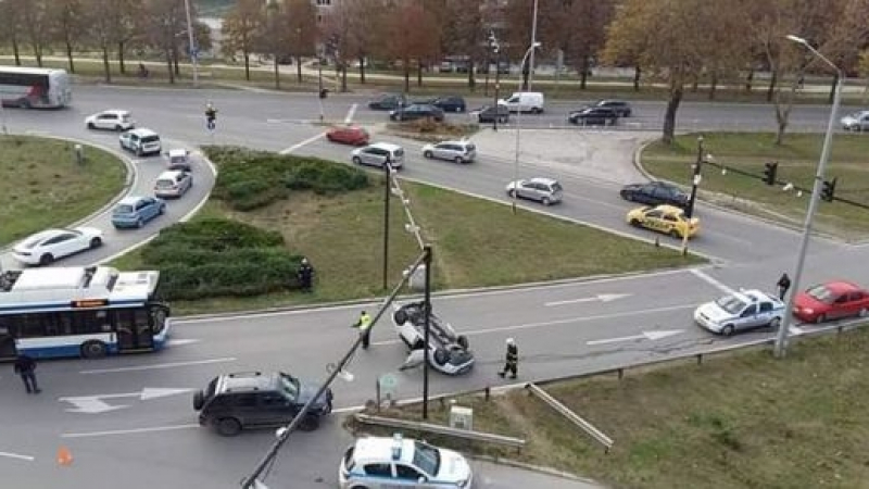 Първи СНИМКИ от брутална катастрофата с шофьорка във Варна!