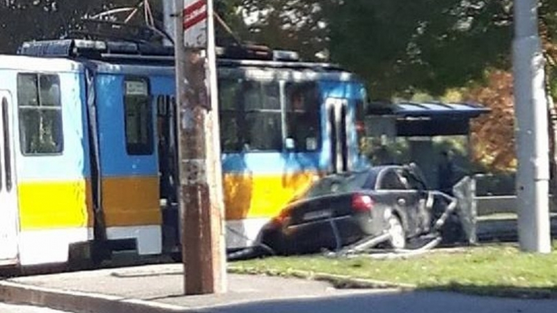 Първо в БЛИЦ! Зрелищен сблъсък в "Люлин", кола се натресе в трамвай (СНИМКИ)