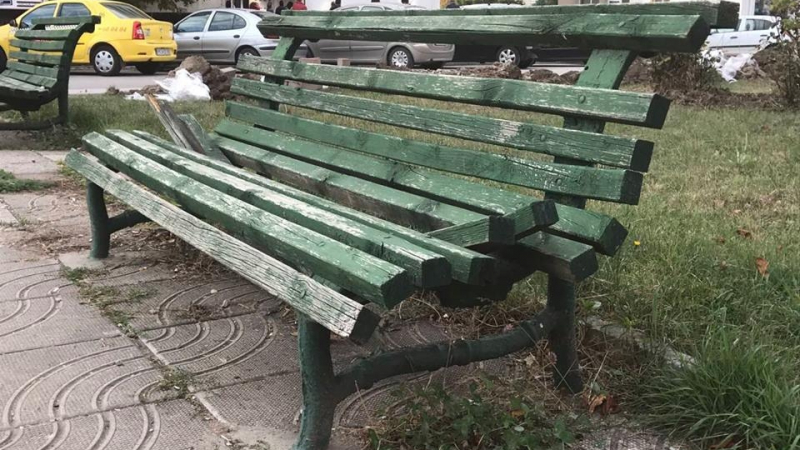 Няма да повярвате в какво се превърна тази стара счупена пейка в Перник