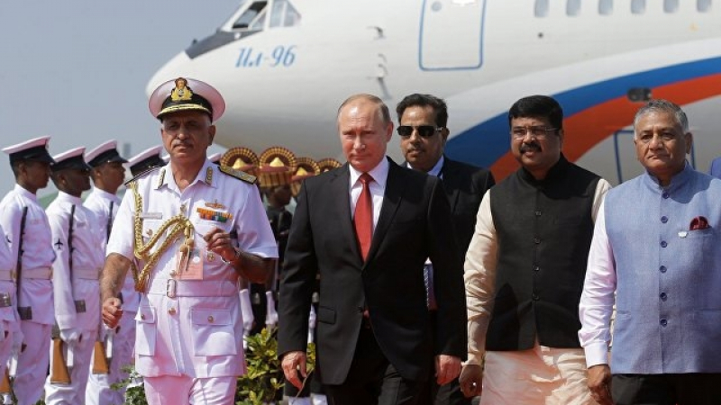 Приземиха принудително самолета на Путин! Четири часа държаха руския президент залостен на аеропорт (СНИМКИ/ВИДЕО)