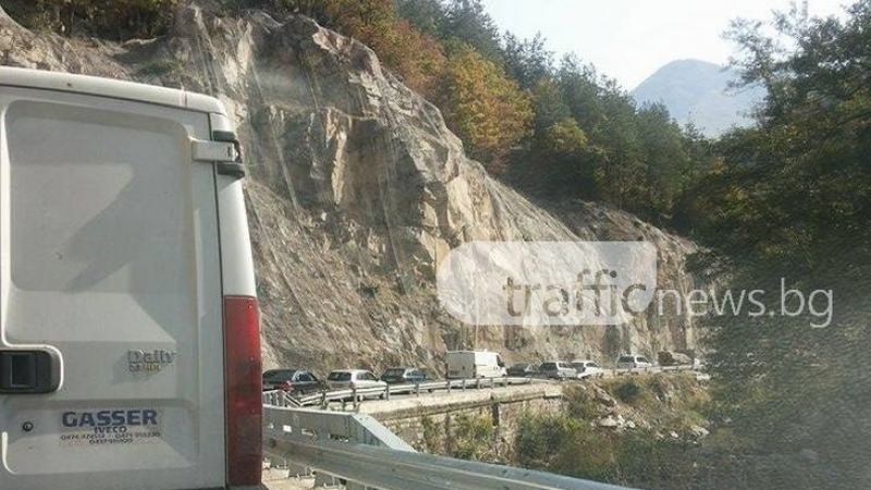 Зверска катастрофа блокира пътя между Асеновград и Смолян?