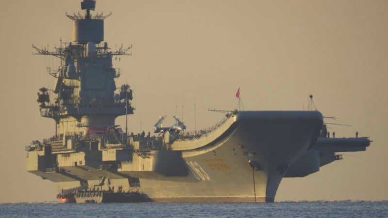 Страшният руски самолетоносач „Адмирал Кузнецов” повежда огромна армада към Сирия (ВИДЕО) 