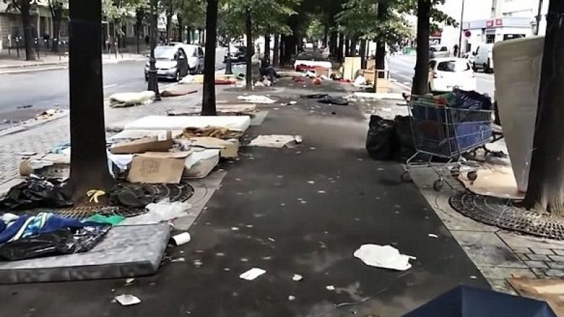 Бежанците превръщат Париж в огромно бунище (ШОКИРАЩО ВИДЕО)   