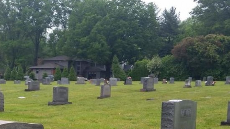 Вандали изпочупиха паметните плочи в селско гробище 