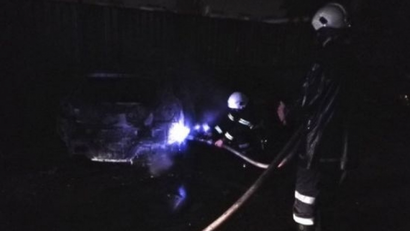 Кола за 30 бона изгоря при среднощен пожар в "Манастирски ливади" (ВИДЕО)