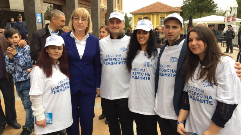 Цецка Цачева в Попово: Да гласуваш ти дава самочувствието, че сам избираш своето бъдеще
