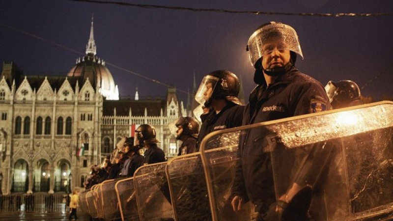 Протест в Унгария след закриването на опозиционен вестник