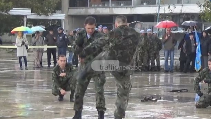 Зрелище: Командоси от 68-ма бригада показаха нинджа умения в центъра на Пловдив (ВИДЕО)