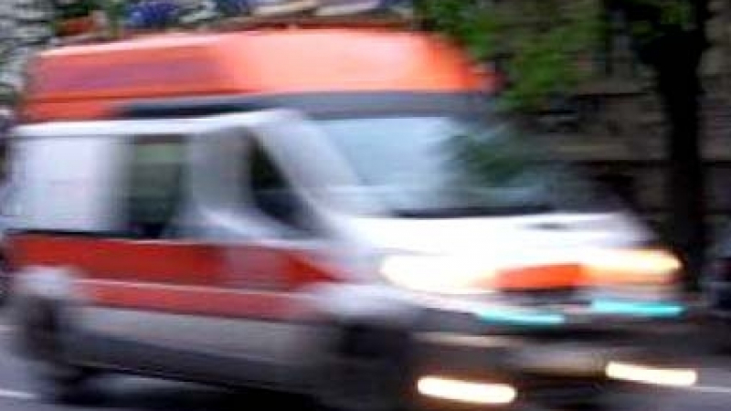 Линейки хвърчат към центъра на Бургас, жена крещи: Синът ми умира!