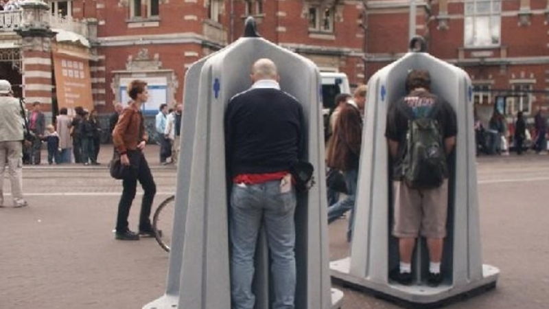 Нови скандални "тоалетни на бъдещето" разбуниха страстите в Москва (СНИМКИ)