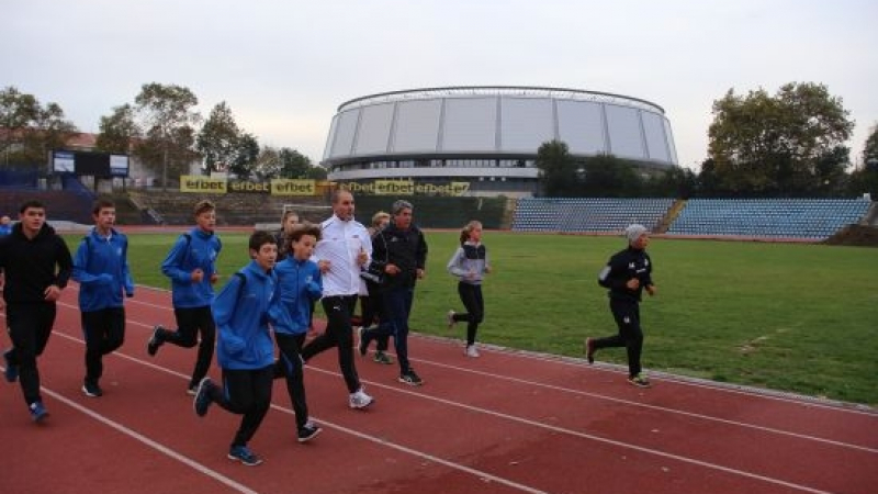 Цветан Цветанов на Градския стадион в Русе: Спортната инфраструктура в Русе се обновява