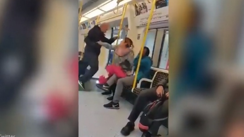 Смела лондончанка подгони мъж, нападнал спътника й в метрото (ВИДЕО)