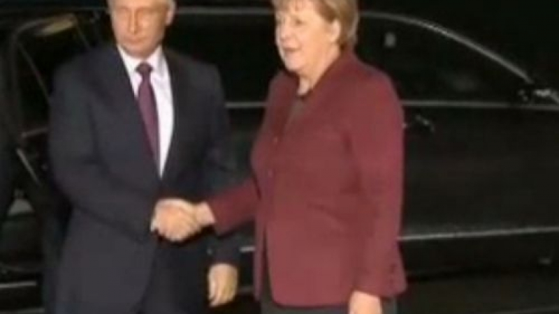 Съдбовен знак? Путин и Меркел три пъти си стиснали ръцете на срещата в Берлин (ВИДЕО)