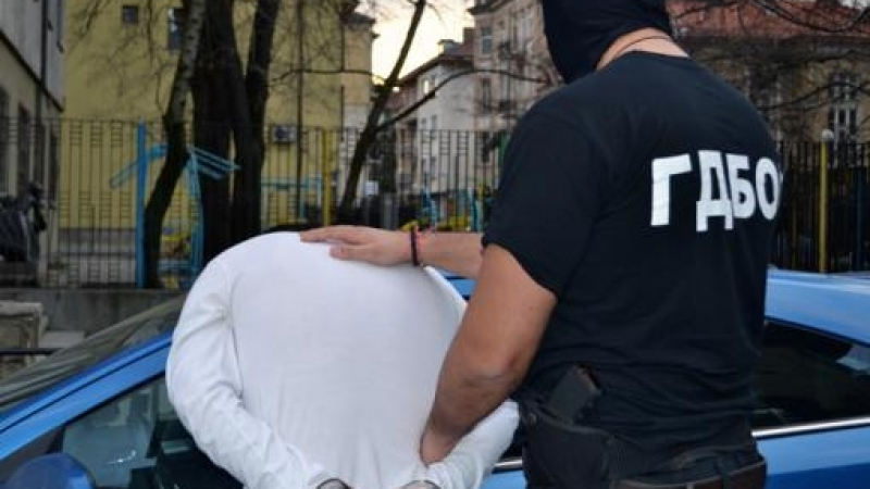 Екшън в Бургас: Сгащиха осъждан рецидивист с пико