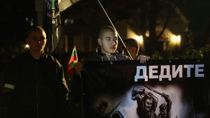 Стана напечено! С викове "Българи, юнаци" протестът срещу бежанците помете Лъвов мост (СНИМКИ/ВИДЕО)