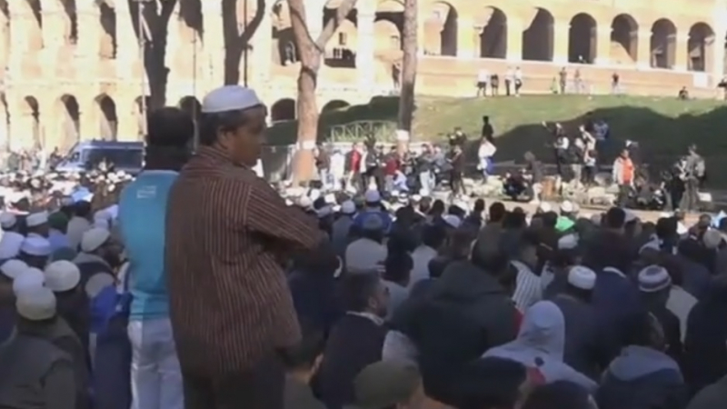 Мюсюлмани на масова молитва в Рим